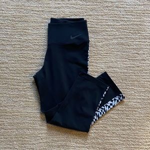 🧘‍♀️🤸🏾‍♀️Nike Black Cropped Leggings with Racing Pa…